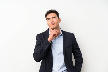 İzole beyaz duvar üzerinde yakışıklı adam bir fikir düşünme