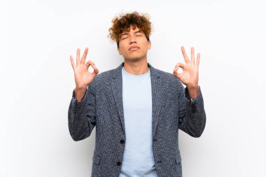 Zen üzerinde izole beyaz duvar üzerinde moda African Amerikan adam poz