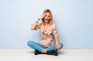 Yerde oturan genç sarışın kadın sadece bir şey fark etti ve çözüm niyetine sahip