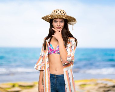 Plajda yaz tatil düşünme genç kız