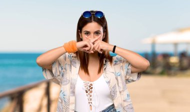 Plajda sessizlik jest bir işareti gösteren yaz tatillerinde Bikini genç kadın