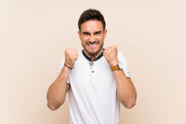 İzole arka plan üzerinde yakışıklı genç adam kötü bir durum tarafından hayal kırıklığına