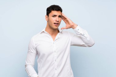 Mavi duvar üzerinde Yakışıklı adam sadece bir şey fark etti ve çözüm niyetinde