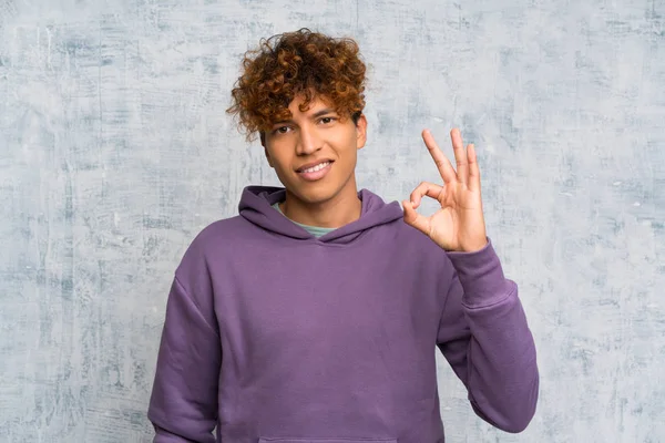 Young African American Man Grunge Wall Showing Sign Fingers — Stock Photo, Image