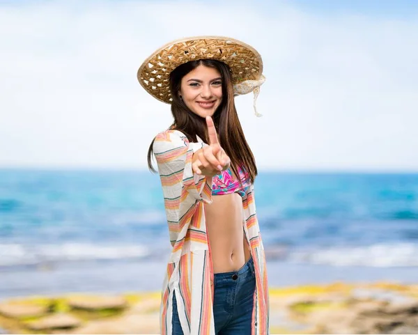 Дівчина Підліток Літніх Канікулах Показує Піднімає Палець Пляжі — стокове фото