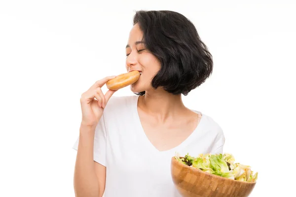Asiatische Junge Frau Über Isolierten Hintergrund Mit Salat Und Donut — Stockfoto