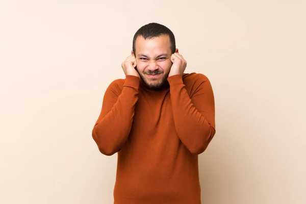 Hombre Colombiano Con Suéter Cuello Alto Frustrado Orejas Tapadas — Foto de Stock