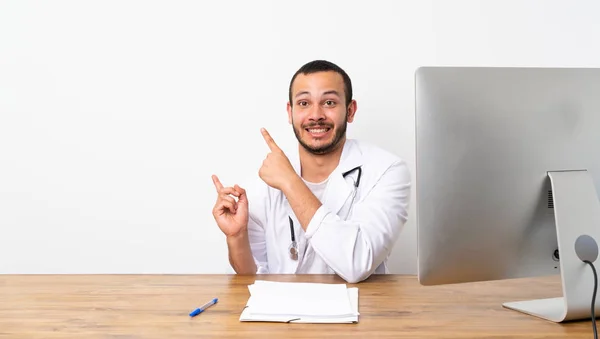 Doktor Kolumbijski Człowiek Przestraszony Wskazując Bok — Zdjęcie stockowe