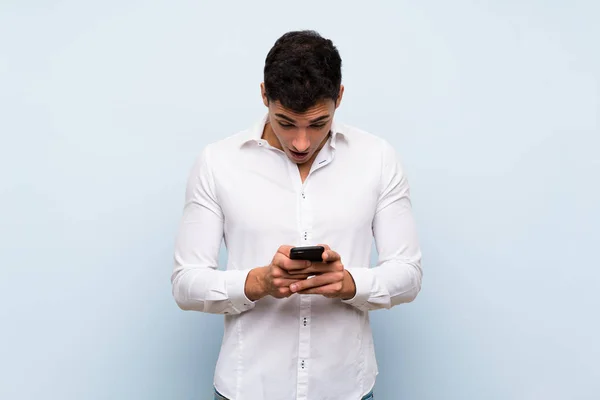 Handsome Man Blue Wall Surprised Sending Message — Stock Photo, Image