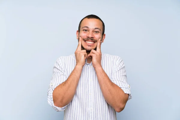 Uomo Colombiano Oltre Isolato Muro Blu Sorridente Con Una Felice — Foto Stock