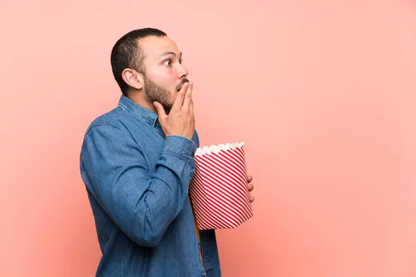 Colombiaanse Man Met Popcornsover Geïsoleerd Roze Achtergrond — Stockfoto