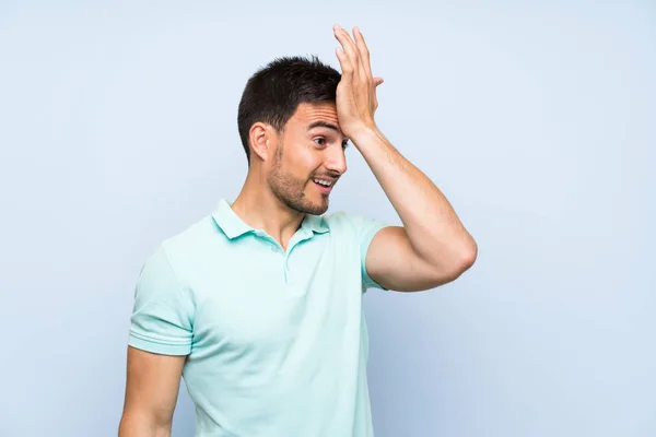 Schöner Junger Mann Mit Isoliertem Hintergrund Hat Etwas Erkannt Und — Stockfoto