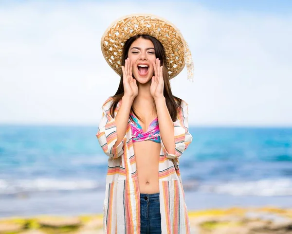 Adolescente Vacaciones Verano Gritando Anunciando Algo Playa —  Fotos de Stock