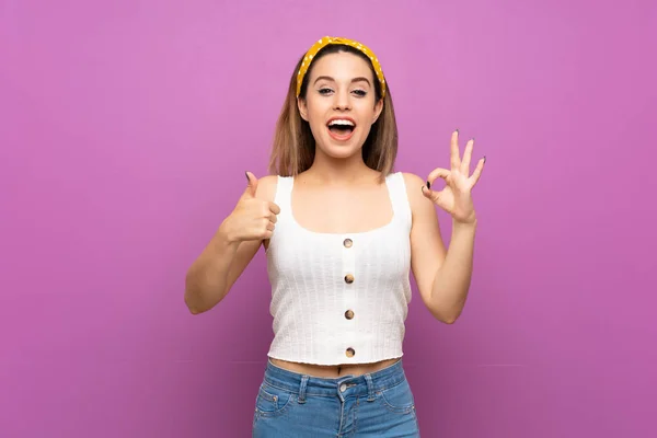 Bella Giovane Donna Oltre Isolato Muro Viola Mostrando Segno Pollice — Foto Stock