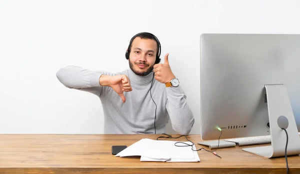 Telemarketer Kolombiyalı Adam Iyi Kötü Işareti Yapmak Evet Değil Arasında — Stok fotoğraf