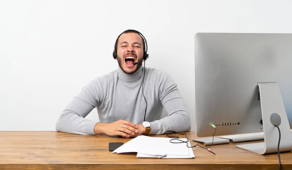 Telemarketer Colombiano Gritando Frente Con Boca Abierta —  Fotos de Stock