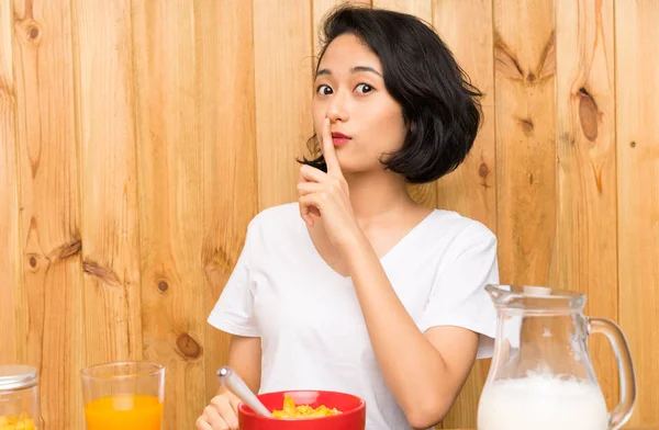 Asiatische Junge Frau Beim Frühstück Milch Tun Schweigegegeste — Stockfoto