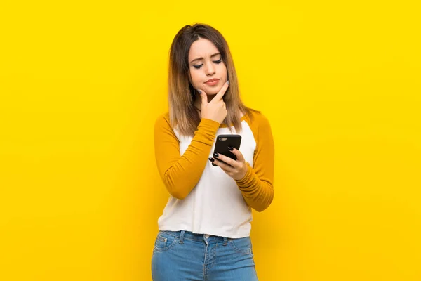 Bella Giovane Donna Oltre Isolato Muro Giallo Pensando Inviando Messaggio — Foto Stock