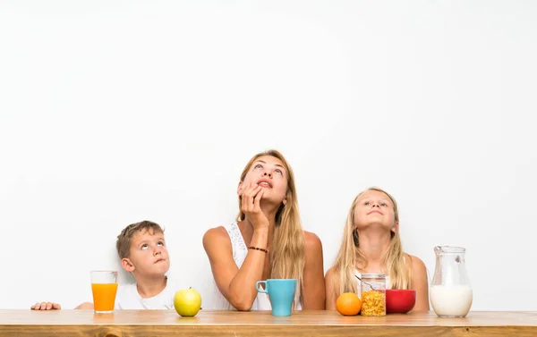 Mor Med Sina Två Barn Som Har Frukost Tittar Upp — Stockfoto