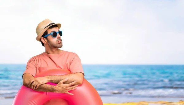 Homem Com Chapéu Óculos Sol Suas Férias Verão Com Dúvidas — Fotografia de Stock