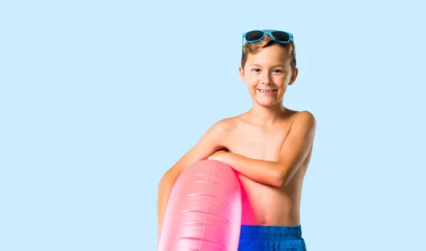 Dítě Letních Prázdninách Zachování Zbraní Izolované Modré Pozadí — Stock fotografie