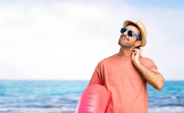 Hombre Con Sombrero Gafas Sol Sus Vacaciones Verano Pie Pensando —  Fotos de Stock