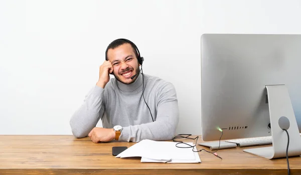 Telemarketer Colombiano Homem Com Dúvidas — Fotografia de Stock