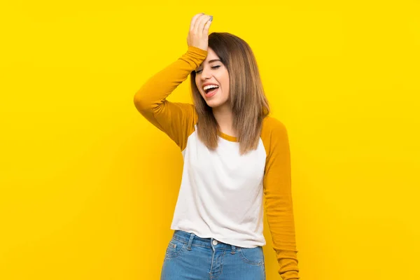 Jolie Jeune Femme Sur Mur Jaune Isolé Réalisé Quelque Chose — Photo