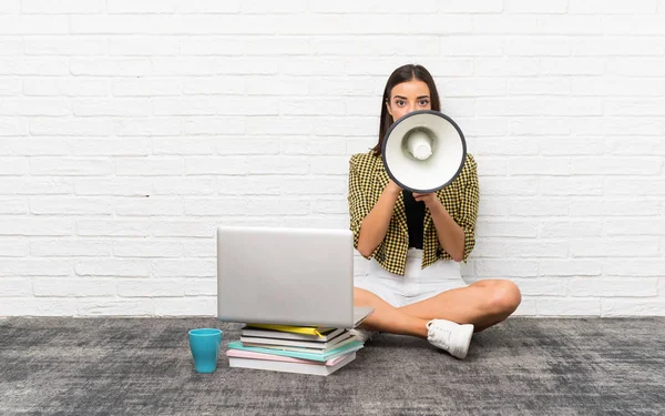 Mooie Jonge Vrouw Zittend Vloer Schreeuwen Door Een Megafone — Stockfoto