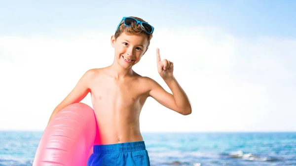 Niño Vacaciones Verano Contando Cartel Número Uno Playa —  Fotos de Stock