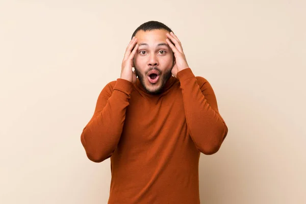 Kolumbianischer Mann Mit Rollkragenpullover Mit Überraschungsausdruck — Stockfoto