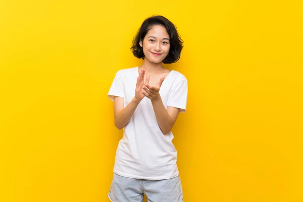 Asiática Joven Sobre Aislada Pared Amarilla Aplaudiendo Después Presentación Una —  Fotos de Stock
