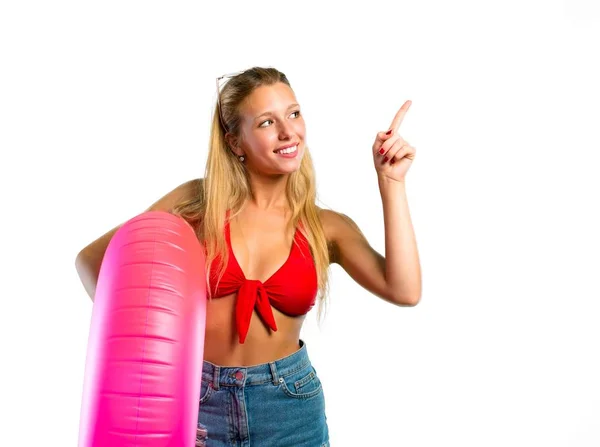 Mulher Loira Férias Verão Apontando Para Lateral Fundo Branco Isolado — Fotografia de Stock