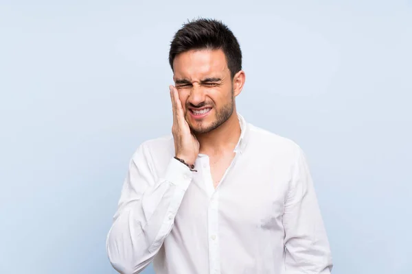 Schöner Junger Mann Über Isoliertem Blauem Hintergrund Mit Zahnschmerzen — Stockfoto