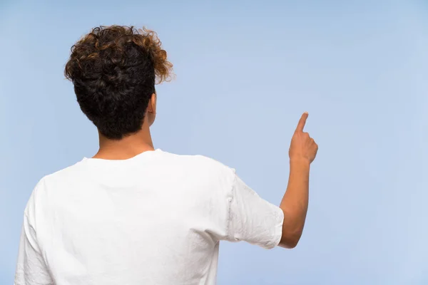 Joven Afroamericano Con Camisa Blanca Apuntando Hacia Atrás Con Dedo — Foto de Stock