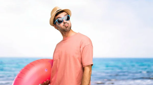 Homem Com Chapéu Óculos Sol Suas Férias Verão Faz Emoção — Fotografia de Stock