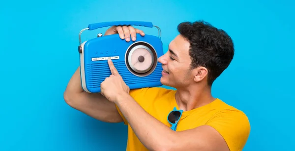 Bell Uomo Sfondo Blu Con Una Radio — Foto Stock