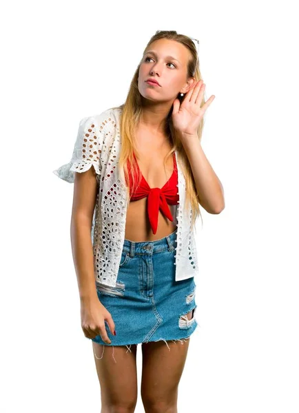 Chica Rubia Vacaciones Verano Escuchando Algo Poniendo Mano Oreja Sobre — Foto de Stock