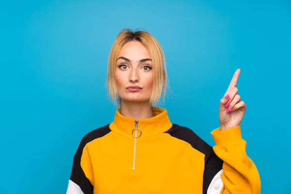 Young Blonde Woman Isolated Blue Background Pointing Index Finger Great — Stock Photo, Image