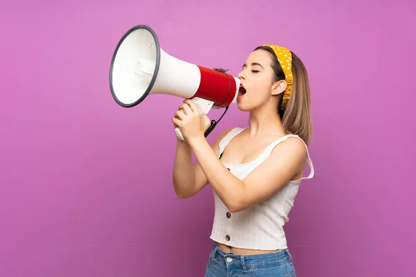 Mulher Bonita Sobre Parede Roxa Isolada Gritando Através Megafone — Fotografia de Stock