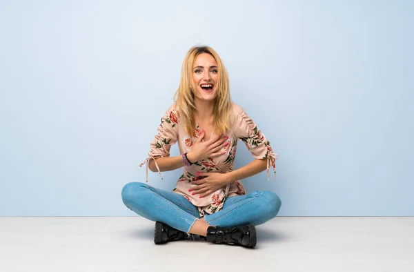 Mladá Blondýnka Sedí Podlaze Hodně Usmívá — Stock fotografie