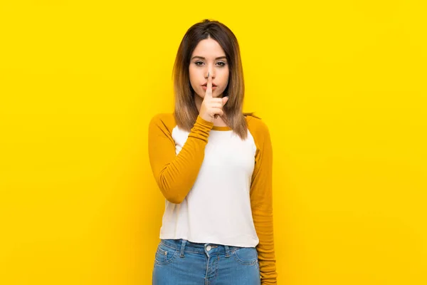 Mooie Jonge Vrouw Geïsoleerde Gele Muur Met Een Teken Van — Stockfoto