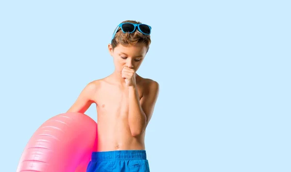 Dítě Letních Prázdninách Dívá Dolů Izolované Modré Pozadí — Stock fotografie