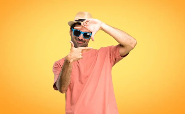 Mann Mit Hut Und Sonnenbrille Sommerurlaub Rahmensymbol Auf Orangefarbenem Hintergrund — Stockfoto