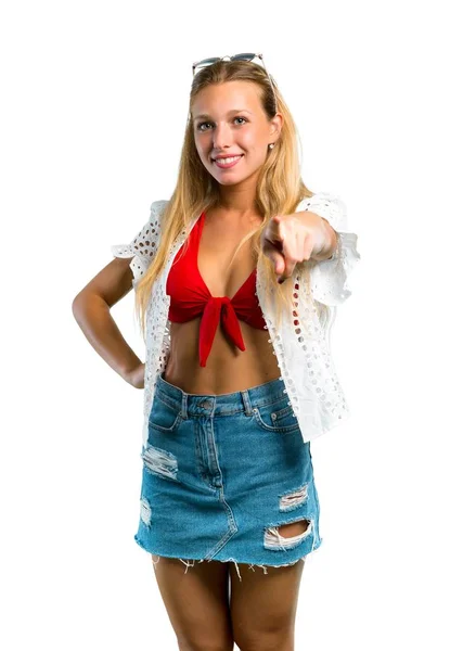 Blonde Meisje Zomervakantie Punten Vinger Met Een Zelfverzekerde Expressie Geïsoleerde — Stockfoto