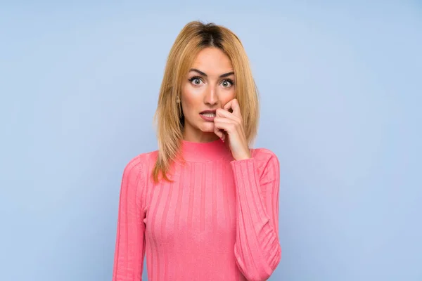 Giovane Donna Bionda Con Maglione Rosa Isolato Sfondo Blu Nervoso — Foto Stock