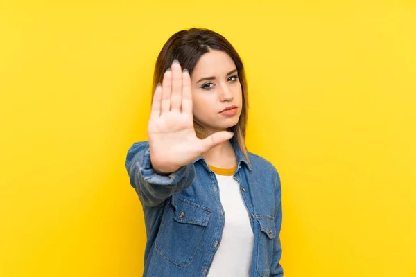 Jonge Vrouw Gele Achtergrond Maken Stop Gebaar Met Haar Hand — Stockfoto