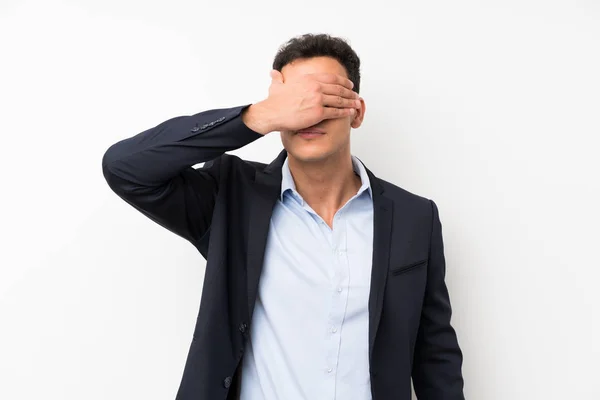 Hombre Guapo Sobre Pared Blanca Aislada Cubriendo Los Ojos Con — Foto de Stock