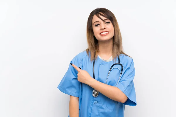 Junge Krankenschwester Über Weiße Wand Die Zur Seite Zeigt Ein — Stockfoto