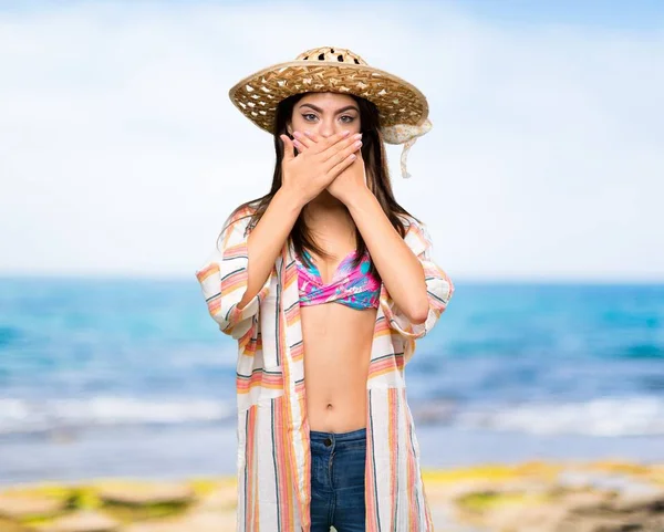 Teenager Mädchen Sommerurlaub Bedeckt Mund Mit Händen Strand — Stockfoto